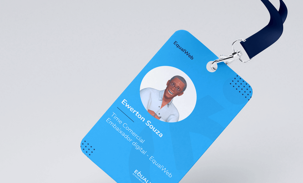 ewerton. A imagem representa um crachá de empresa em azul com a foto do Ewerton homem negro de 71 anos com uma blusa branca social sorrindo e os seguintes dados: Ewerton Souza, time comercial, embaixador digital - EqualWeb