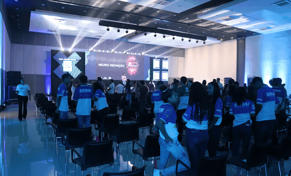 Inclusão. Imagens da plateia do evento assistindo a uma palestra. 