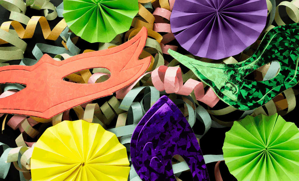 Carnaval. Uma imagem com algumas máscaras de carnaval colorifas e algumas serpentinas em volta.