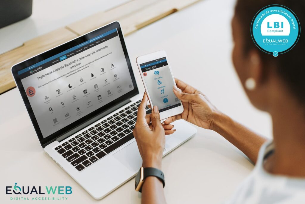 Mulher de pele negra no computador e celular acessando o site da EqualWeb